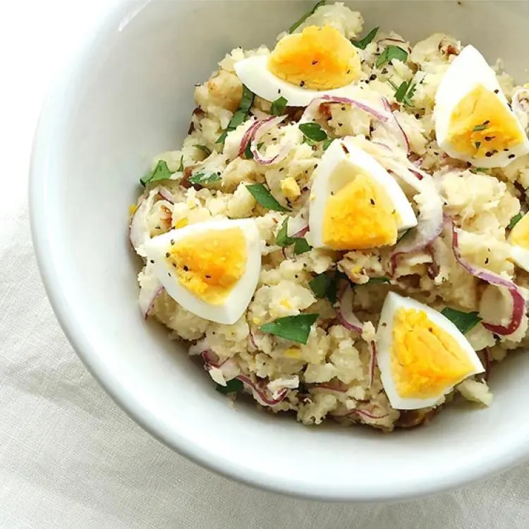 تصویر مرتبط با طرز تهیه سالاد سیب زمینی و پیاز؛ شام ساده و خوشمزه با مواد اولیه محدود