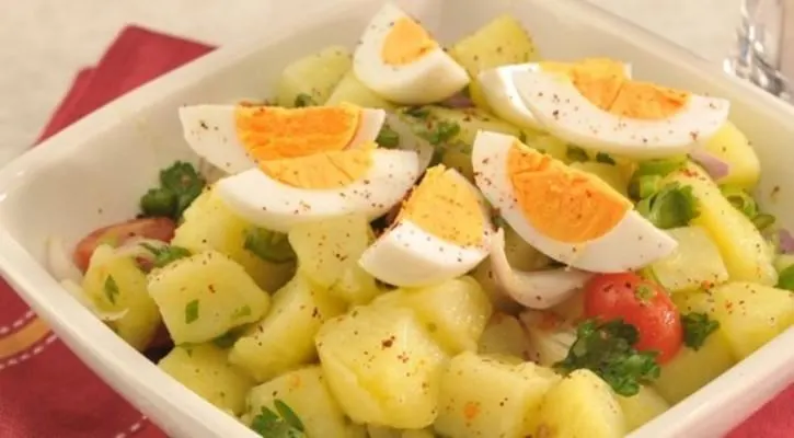 تصویر مرتبط با طرز تهیه سالاد سیب زمینی و پیاز؛ شام ساده و خوشمزه با مواد اولیه محدود