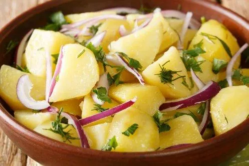 تصویر مرتبط با طرز تهیه سالاد سیب زمینی و پیاز؛ شام ساده و خوشمزه با مواد اولیه محدود