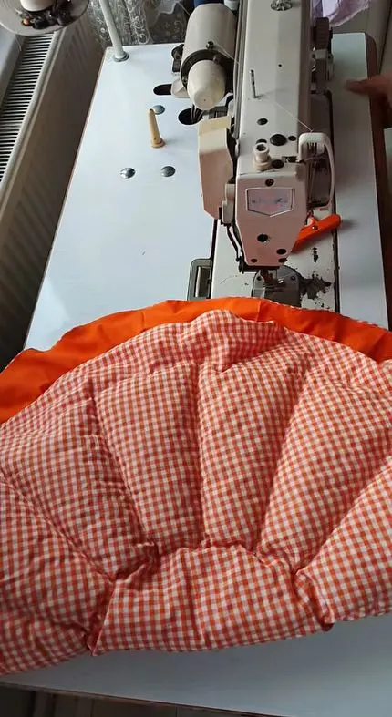 نمای نزدیک دوخت خطوط کوئلت روی کیسه حمل قابلمه