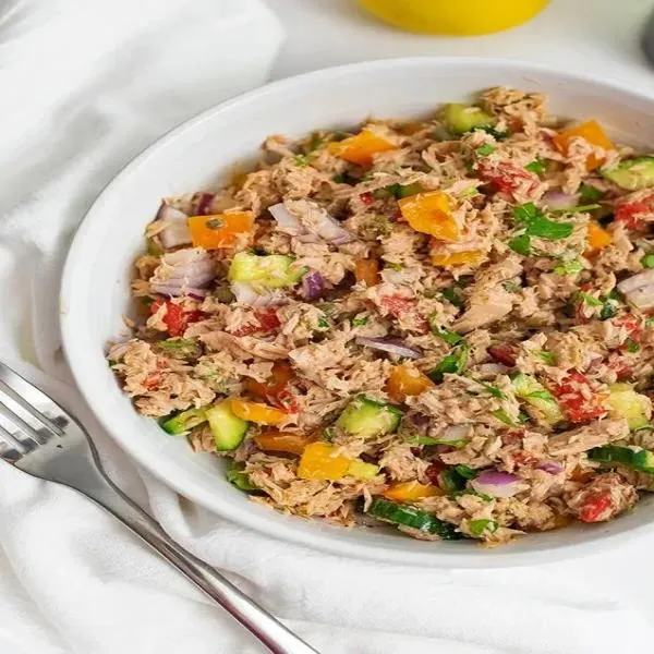 تصویر مرتبط با طرز تهیه سالاد تن ماهی با لوبیا چشم بلبلی؛ یک وعده سبک و مقوی