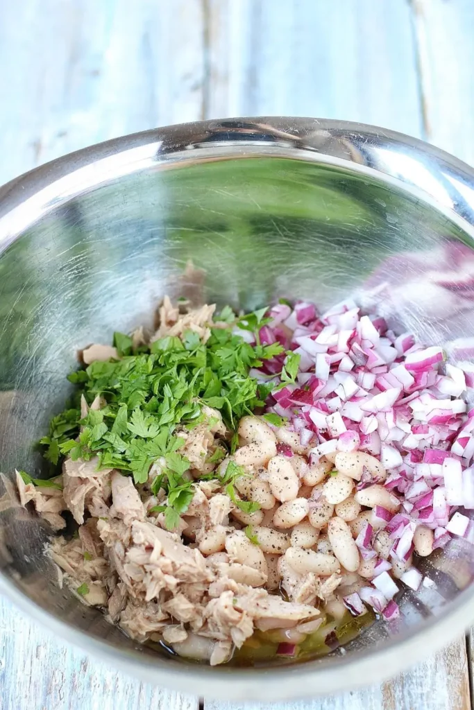 تصویر مرتبط با طرز تهیه سالاد تن ماهی با لوبیا چشم بلبلی؛ یک وعده سبک و مقوی