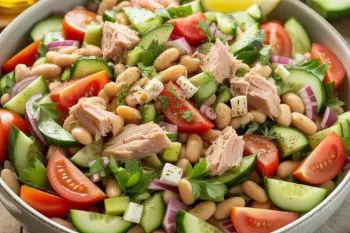 سالاد تن ماهی با لوبیا چشم بلبلی؛ یک سالاد مقوی و خوشمزه برای یک وعده سبک