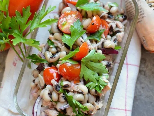 تصویر مرتبط با طرز تهیه سالاد تن ماهی با لوبیا چشم بلبلی؛ یک وعده سبک و مقوی