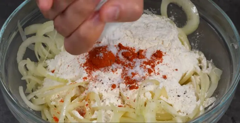 مواد سوخاری شامل آرد ادویه دار، تخم مرغ و پانکو