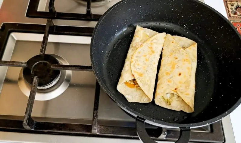 تصویر مرتبط با طرز تهیه رپ مرغ خانگی با نان تورتیلا؛ شام سریع و کمهزینه