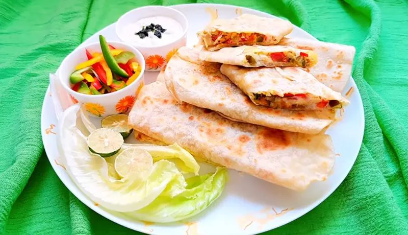 تصویر مرتبط با طرز تهیه رپ مرغ خانگی با نان تورتیلا؛ شام سریع و کمهزینه