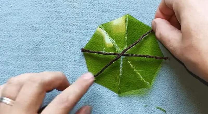 تصویر مرتبط با چگونه با بطری پلاستیکی یک چتر دکوری زیبا بسازیم