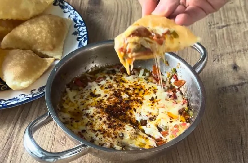 تصویر مرتبط با طرز تهیه نان پفکی سرخ شده با آرد و آب گازدار بدون خمیرمایه