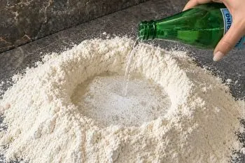 نان پفکی سرخ شده بالشتی با آرد و آب گازدار بدون خمیرمایه