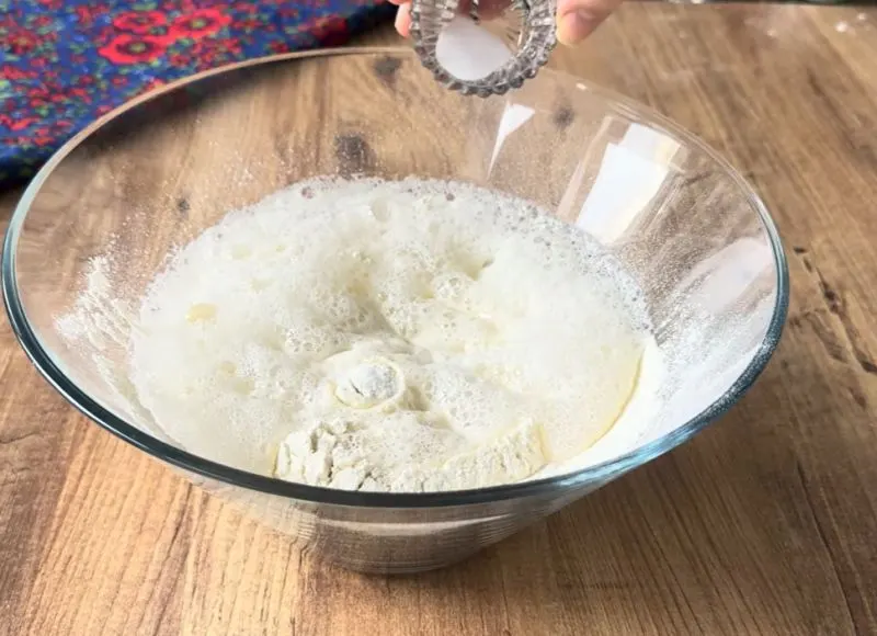 تصویر مرتبط با طرز تهیه نان پفکی سرخ شده با آرد و آب گازدار بدون خمیرمایه