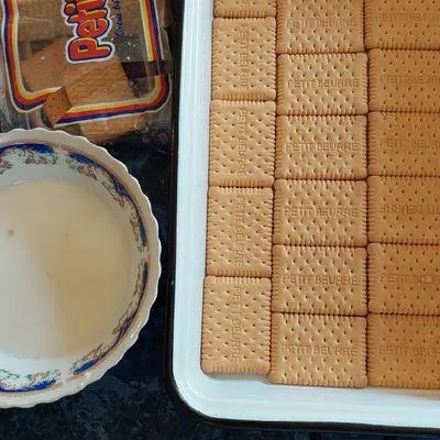 تصویر مرتبط با طرز تهیه کیک یخچالی موز و گردو؛ دسر ساده و بدون نیاز به فر