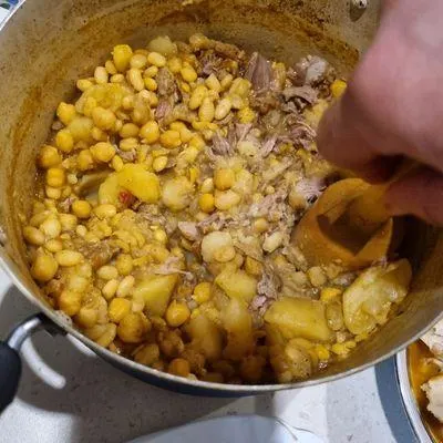 تصویر مرتبط با طرز تهیه آبگوشت کلم قمری همدانی با کشک؛ غذای سنتی و خوش‌عطر