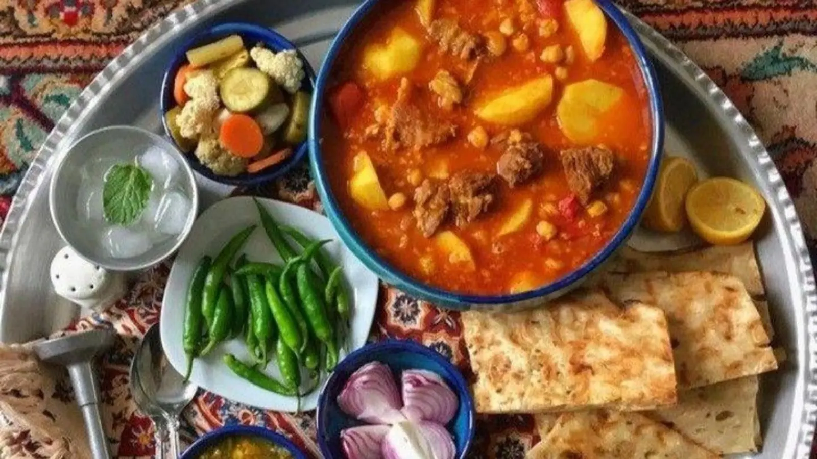 تصویر آبگوشت کلم قمری همدانی با کشک و سبزیجات