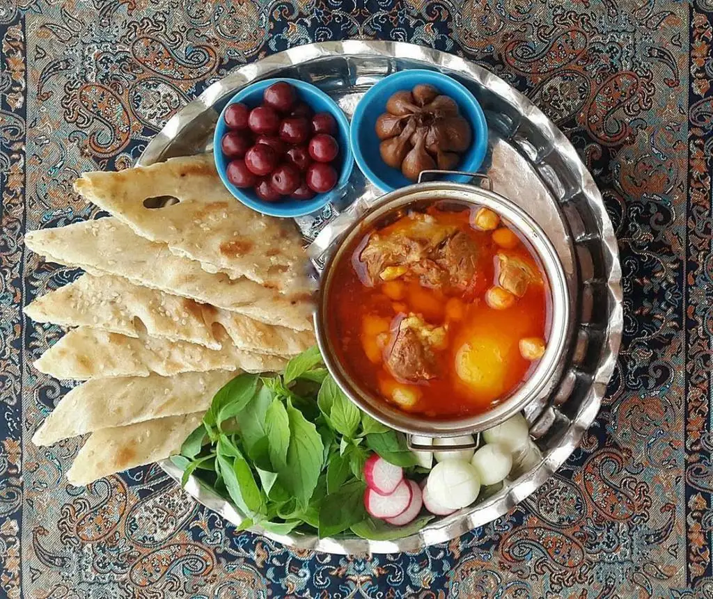 تصویر مرتبط با طرز تهیه آبگوشت کلم قمری همدانی با کشک؛ غذای سنتی و خوش‌عطر