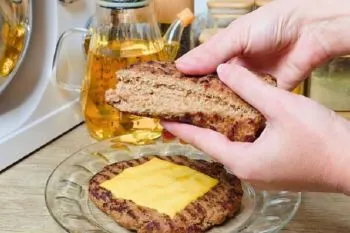 همبرگر خانگی آبدار؛ مواد لازم و مراحل تهیه همبرگر خانگی اقتصادی