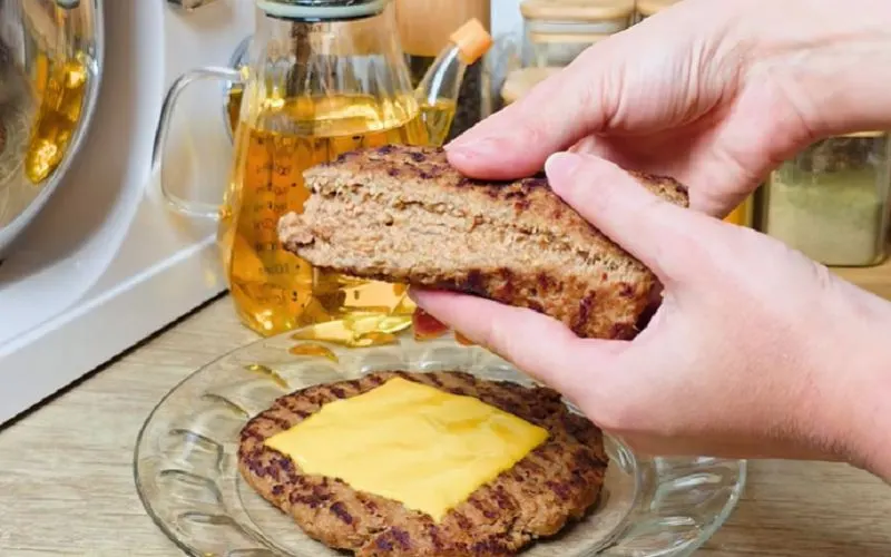 تصویر همبرگر خانگی آبدار و خوشمزه تهیه شده با ۵۰۰ گرم گوشت