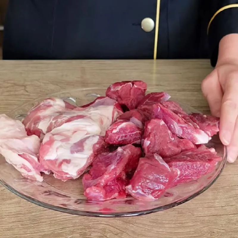 چرخ کردن گوشت دو بار برای بافت بهتر همبرگر
