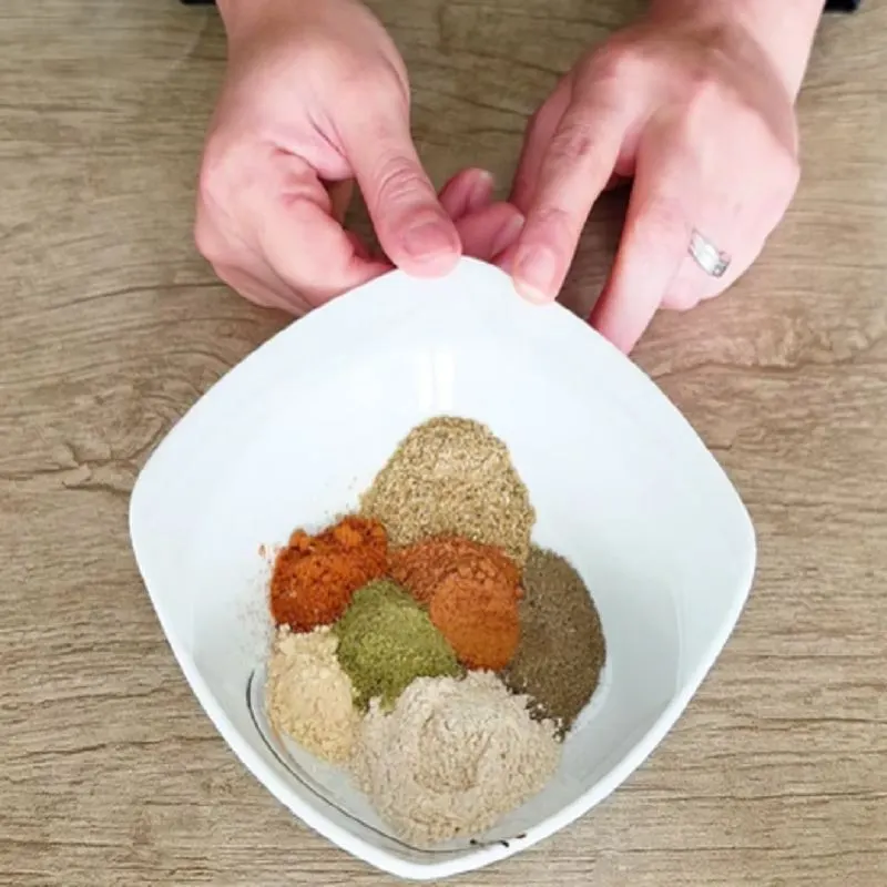 استفاده از پودر سوخاری ریز برای حفظ رطوبت همبرگر