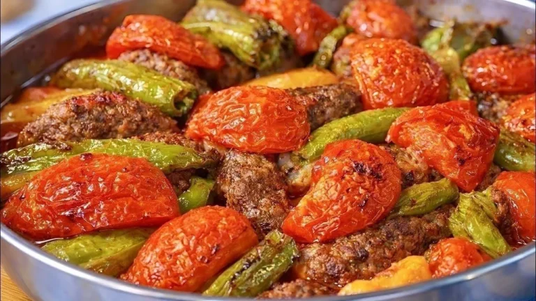تصویر کوفته ازمیری ترکی با سیب‌زمینی و سس گوجه‌ای
