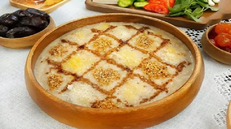 گندم له شده در غذاساز برای تهیه حلیم