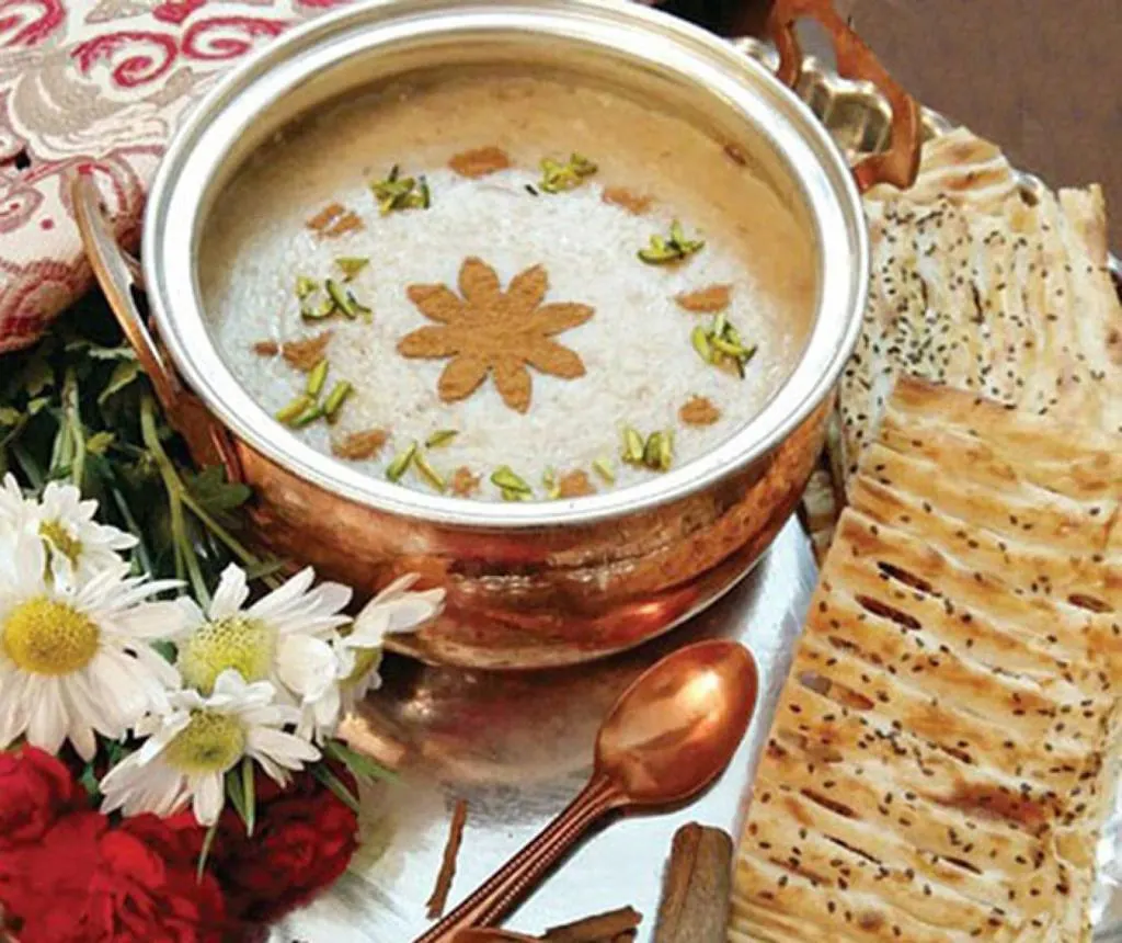 گندم پوست کنده، گوشت گردن، شیر و ادویه‌ها برای تهیه حلیم