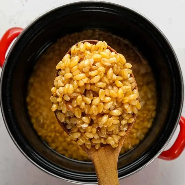 تصویر مرتبط با طرز تهیه حلیم شیر اصفهانی؛ صبحانه‌ای کشدار و خوش‌طعم با شیر و گوشت