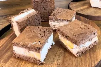 کیک بستنی خانگی با میوه و شکلات چیپسی