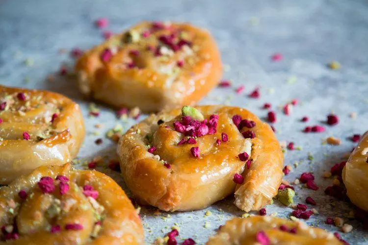 تصویر مرتبط با طرز تهیه شیرینی دانمارکی گل محمدی نرم و خوشعطر در خانه