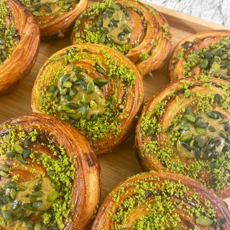 تصویر مرتبط با طرز تهیه شیرینی دانمارکی گل محمدی نرم و خوشعطر در خانه