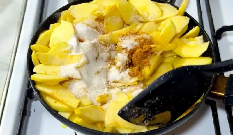 تصویر مرتبط با طرز تهیه رول سیب و دارچین با خمیر لطیف و مایه کاراملی