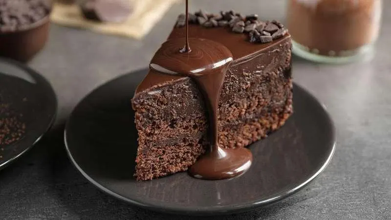 تصویر مرتبط با طرز تهیه کیک شکلات داغ با بافت نرم و سس شکلاتی لذیذ