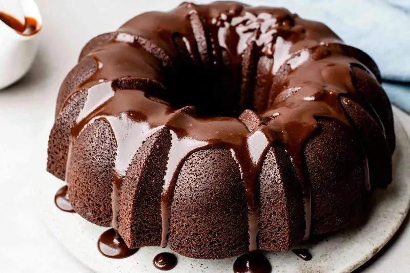 تصویر مرتبط با طرز تهیه کیک شکلات داغ با بافت نرم و سس شکلاتی لذیذ
