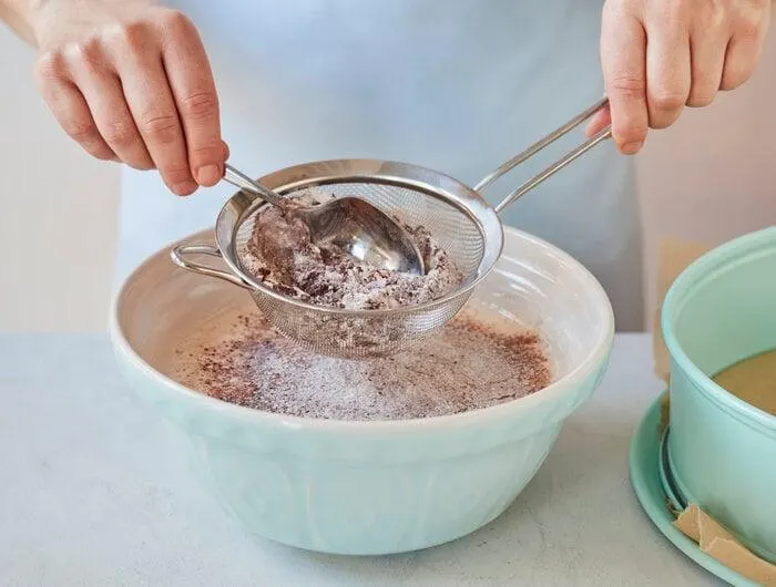 تصویر مرتبط با طرز تهیه کیک شکلات داغ با بافت نرم و سس شکلاتی لذیذ