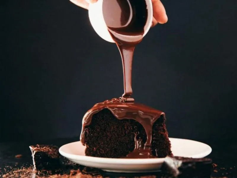 تصویر مرتبط با طرز تهیه کیک شکلات داغ با بافت نرم و سس شکلاتی لذیذ