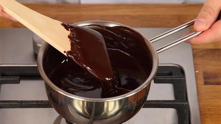تصویر مرتبط با طرز تهیه کیک شکلات داغ با بافت نرم و سس شکلاتی لذیذ