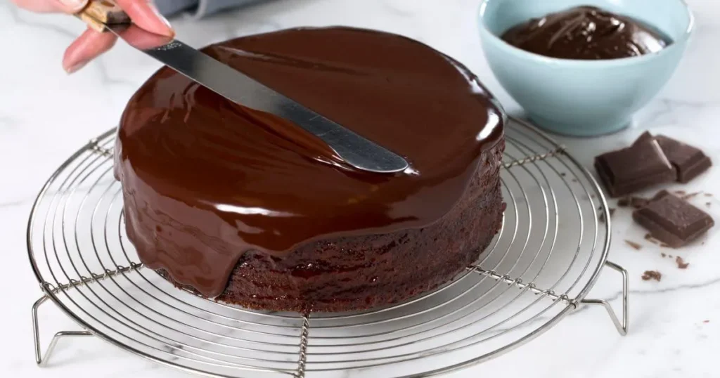 تصویر مرتبط با طرز تهیه کیک شکلات داغ با بافت نرم و سس شکلاتی لذیذ