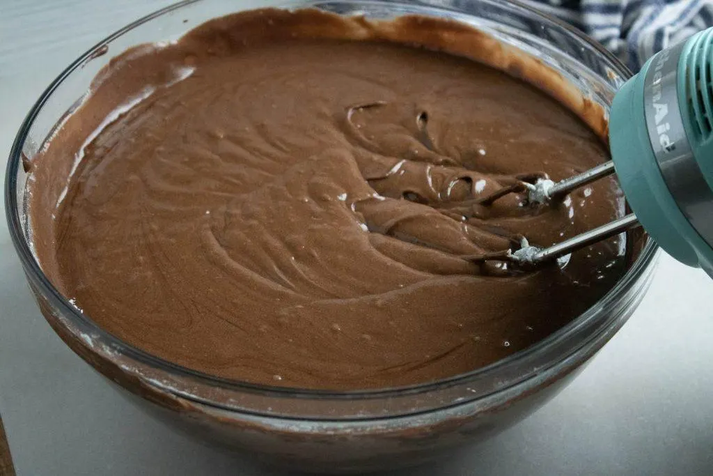 تصویر مرتبط با طرز تهیه کیک شکلات داغ با بافت نرم و سس شکلاتی لذیذ