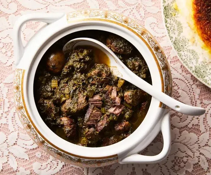 تصویر مرتبط با طرز تهیه خورشت کرفس با گوشت؛ خورشتی خوشعطر و جاافتاده با طعمی بینظیر