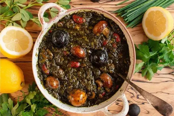 تصویر مرتبط با طرز تهیه قورمه سبزی با پنیر کبابی؛ ترکیبی مدرن و خوش‌طعم
