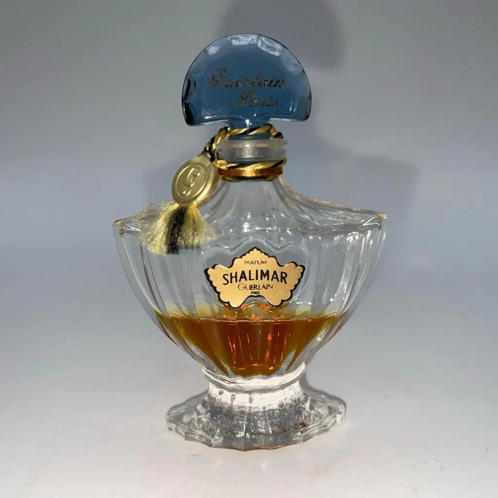 بطری عطر دراکار نویر با طراحی کلاسیک و رایحه آروماتیک