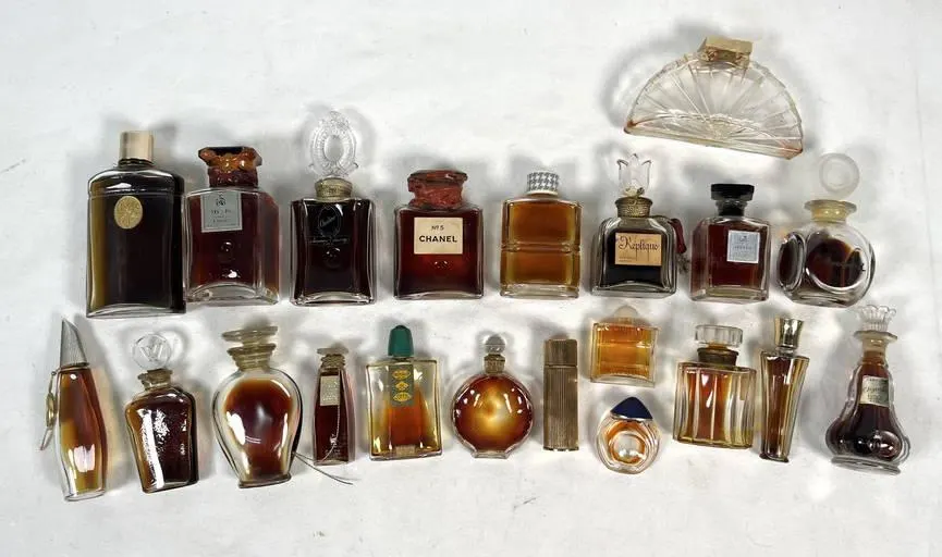 شیشه گرد و مشکی عطر لانوی آرپژ با جزئیات طلایی
