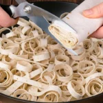 پیتزا تورتیلای پنیری با پنیر ذوب شده و سس گوجه
