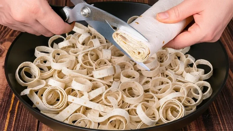 پیتزا تورتیلای پنیری با پنیر ذوب شده و سس گوجه