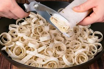 پیتزا تورتیلای پنیری؛ گرم کردن نان تورتیلا در تابه