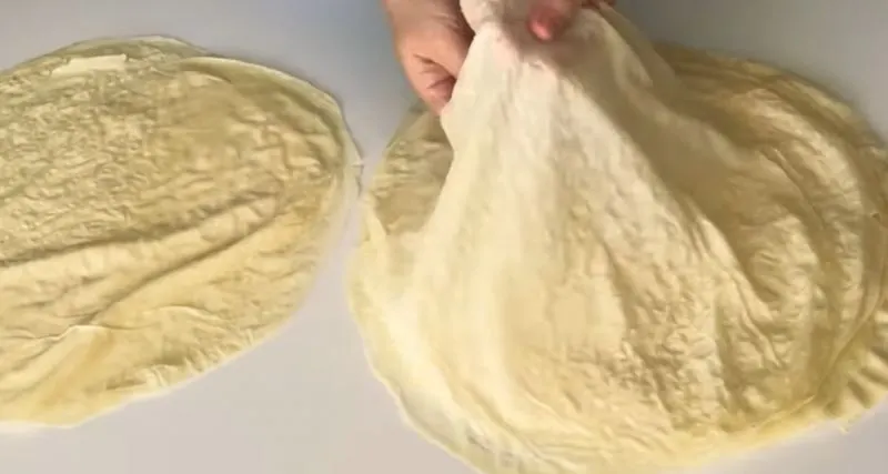 تصویر مرتبط با روش ساده تهیه خمیر یوفکای خانگی نازک و کاغذی روی گاز
