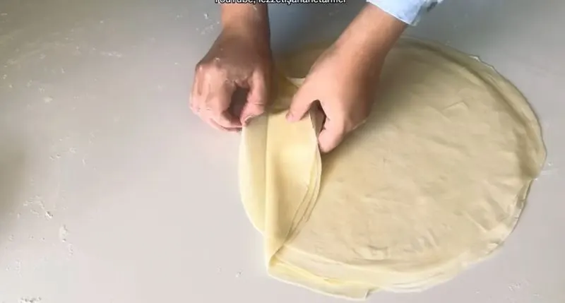 تصویر مرتبط با روش ساده تهیه خمیر یوفکای خانگی نازک و کاغذی روی گاز