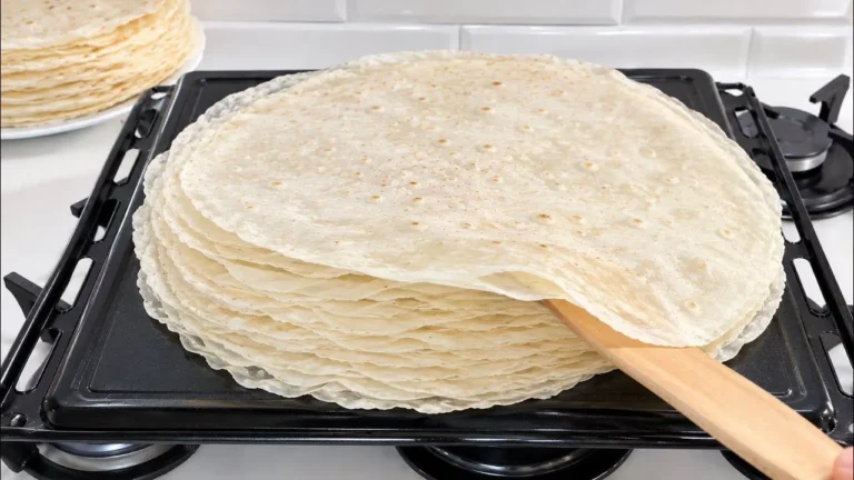 تصویر خمیر یوفکای خانگی نازک و کاغذی آماده شده روی سینی داغ