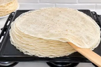 تصویر مراحل تهیه خمیر یوفکای خانگی نازک و کاغذی روی گاز
