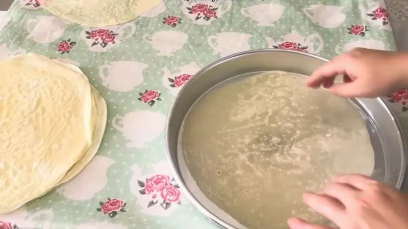 تصویر مرتبط با روش ساده تهیه خمیر یوفکای خانگی نازک و کاغذی روی گاز